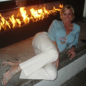 Tu veux savoir ce que je cache sous mon tailleur? Lucette - rencontre-Cougar-Montpellier