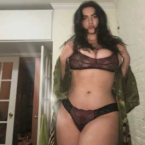 Lina/44 ans, envie de papillonner Lina - rencontre-Milf-Grasse